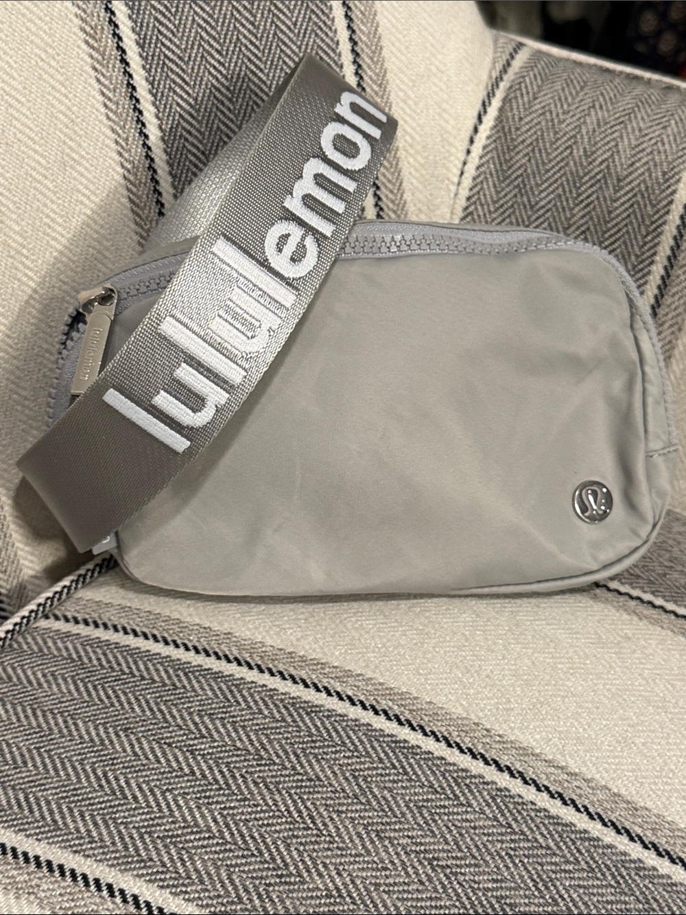 lululemon athletica Light Gray Men’s Belt Bag with Branded Strap - Picture 1 of 8